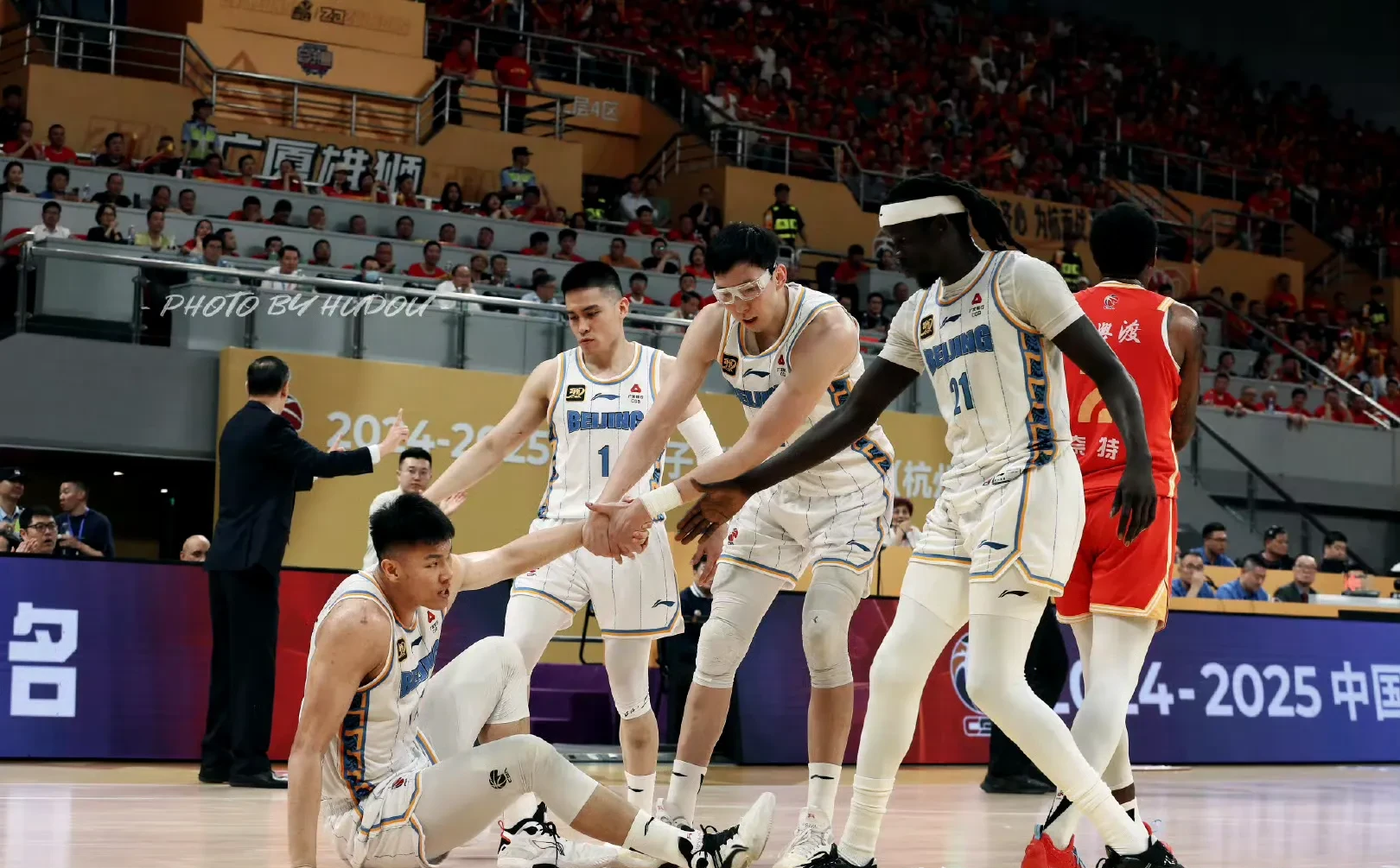 集结日体能课后，广厦男篮强势反弹备战CBA季后赛，球迷炸锅，更衣室氛围转暖的简单介绍